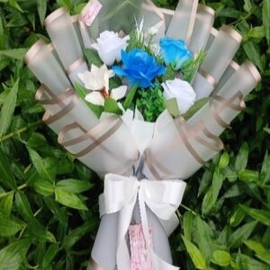 Buket Bunga Rose Biru-Putih Elegan Minimalis L | Buket Wisuda - Hari Spesial | Buket Rose Blue Whisper